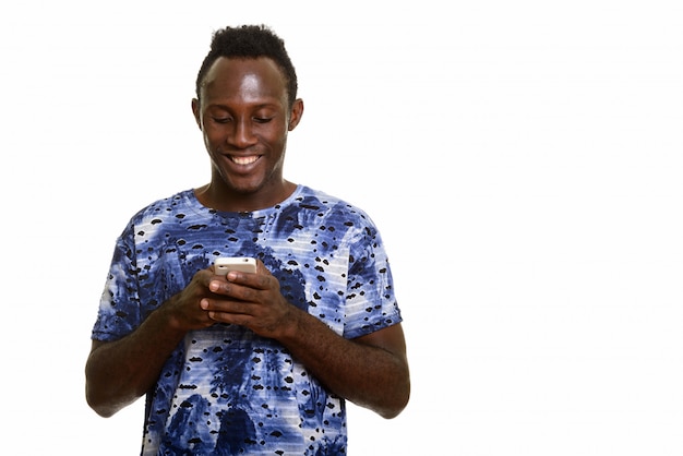 Jovem negro africano feliz sorrindo enquanto estiver usando telefone celular