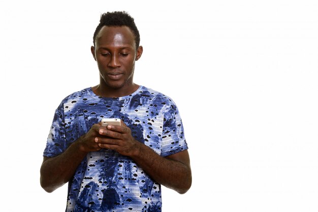 Jovem negro africano usando telefone celular