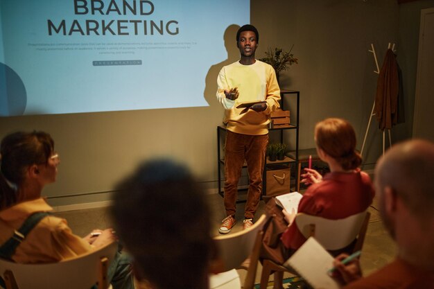 Foto jovem negro apresentando no seminário