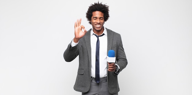 Jovem negro como apresentador de tv