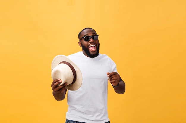 Jovem negro dançando isolado