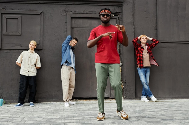 Jovem negro dançando