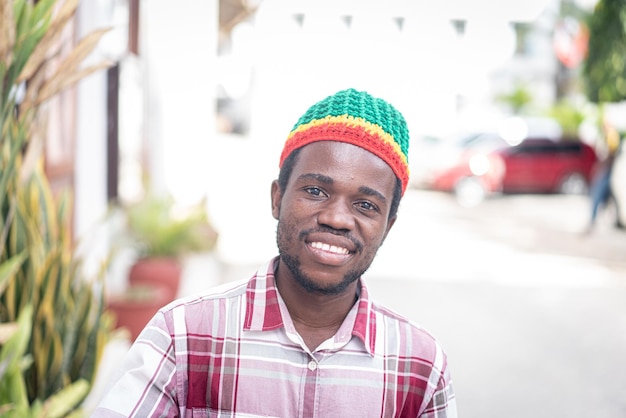 Jovem negro na rua da cidade