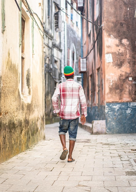 Jovem negro na rua da cidade