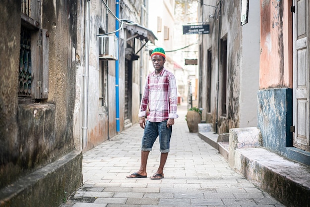 Jovem negro na rua da cidade