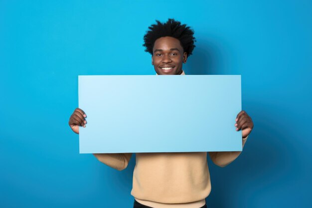 jovem negro segurando um quadro publicitário em fundos azuis