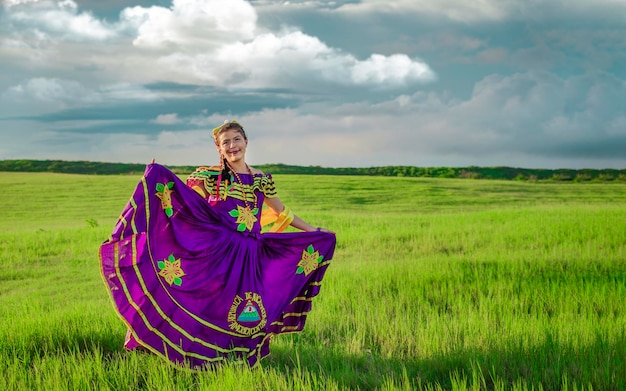 Jovem nicaraguense em traje folclórico tradicional no campo Retrato de menina nicaraguense em traje folclórico tradicional no campo