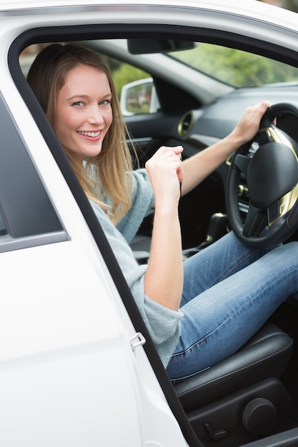 Jovem no banco do motorista