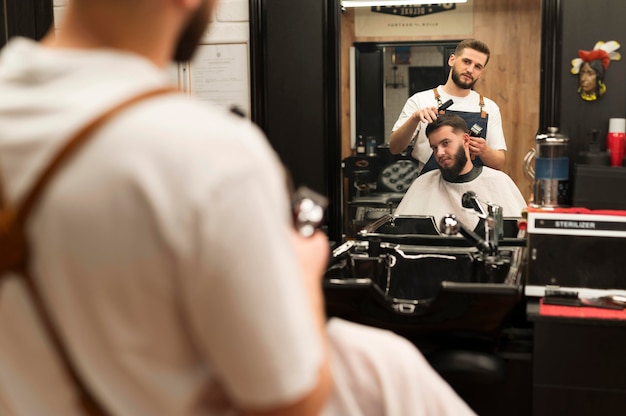 Jovem no barbeiro cortando o cabelo