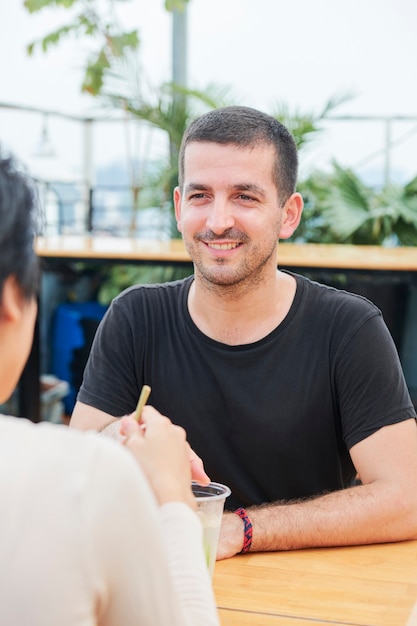 Jovem no café com um amigo