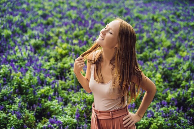 Jovem no campo de lavanda. Conceito de fazenda de lavanda