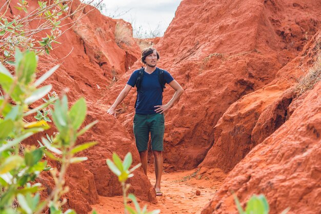 Jovem no cânion vermelho perto de Mui Ne, sul do Vietnã.