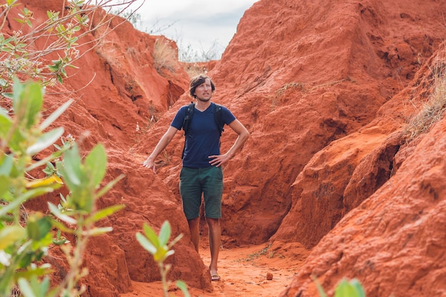 Jovem no cânion vermelho perto de Mui Ne, sul do Vietnã.