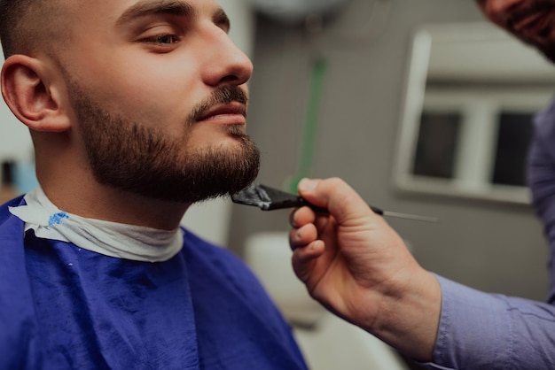 Jovem no conceito de serviço de cabeleireiro de barbearia