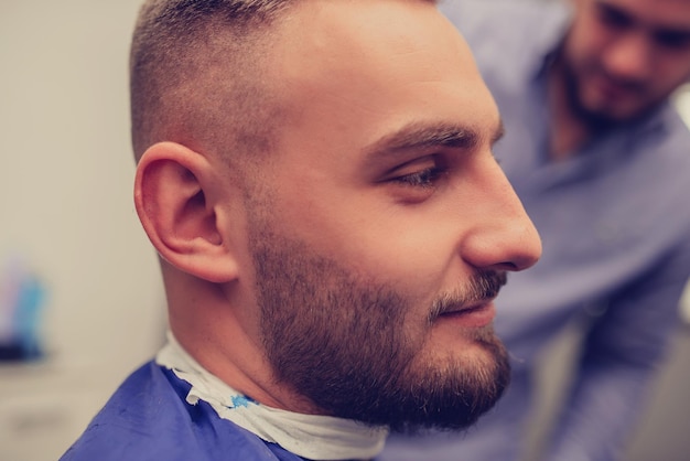 Jovem no conceito de serviço de cabeleireiro de barbearia