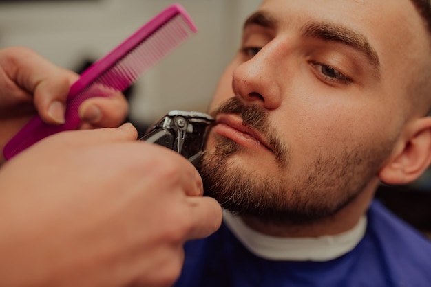 Jovem no conceito de serviço de cuidados com o cabelo de barbearia foco seletivo foto de alta qualidade