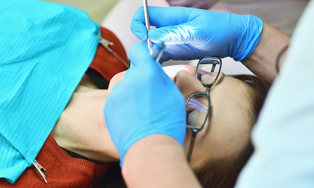 jovem no dentista