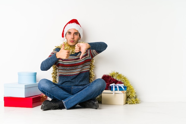 Jovem no dia de Natal alegre e despreocupado, mostrando um símbolo de paz com os dedos.