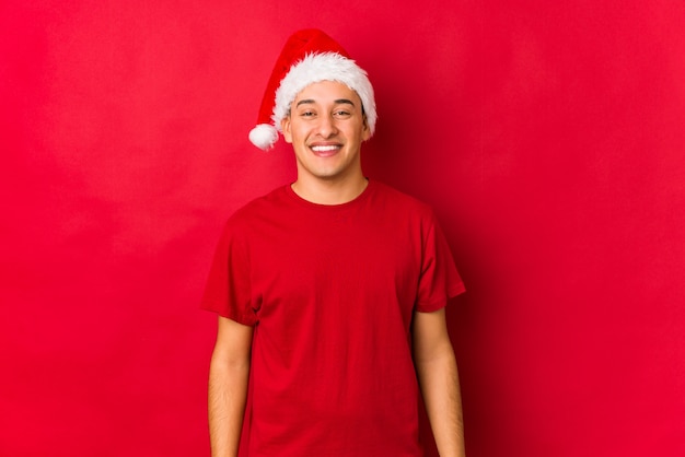 Jovem no dia de natal feliz, sorridente e alegre.