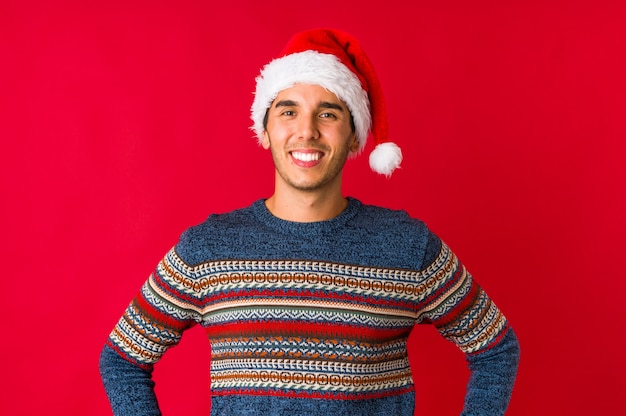 Jovem no dia de Natal focada em uma tarefa, mantendo os dedos apontando a cabeça.