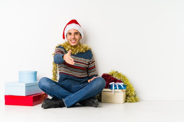 Jovem no dia de Natal, gritando de raiva.