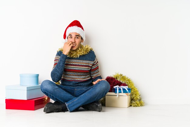 Jovem no dia de Natal, mostrando sinal de vitória e sorrindo amplamente.