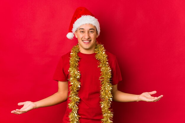 Jovem no dia de Natal, mostrando uma expressão de boas-vindas.