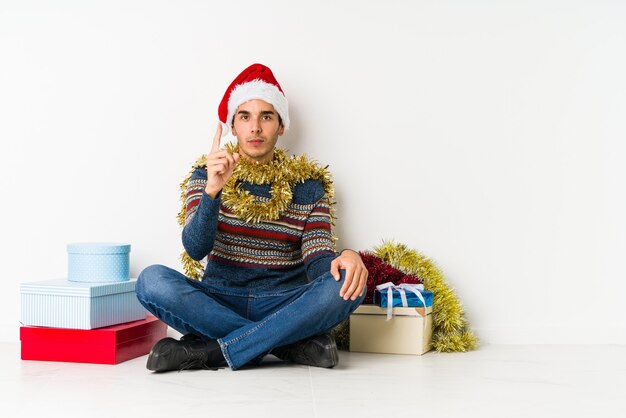 Jovem no dia de Natal, olhando de soslaio com expressão duvidosa e cética.