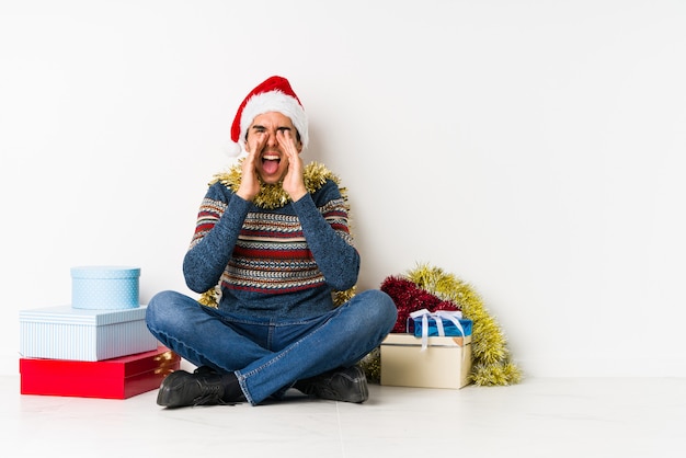 Jovem no dia de Natal, tentando ouvir uma fofoca.