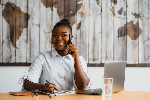 Jovem no escritório falando ao telefone