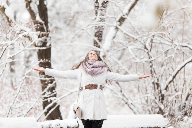 Jovem no inverno