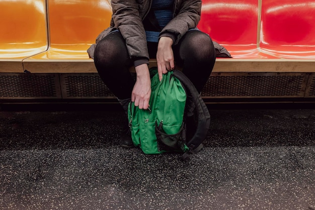 Foto jovem no metrô com sua mochila verde, de volta ao escritório, de volta à escola