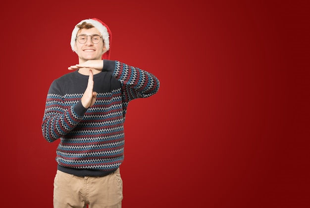 Jovem no Natal fazendo gestos