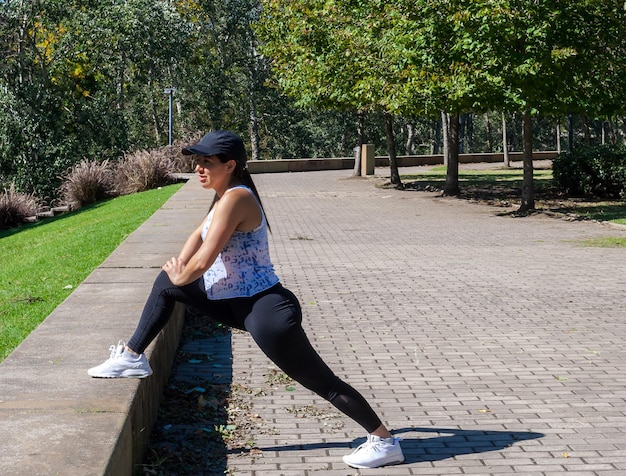 Jovem no parque se preparando para uma corrida