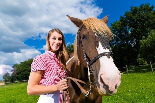 Jovem no Prado com cavalo