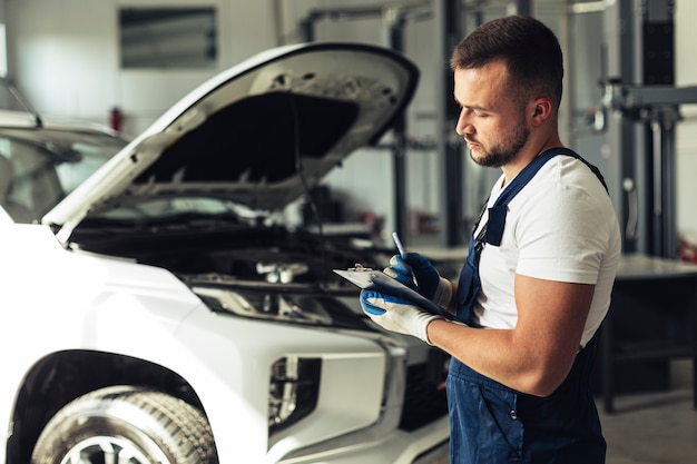 Jovem no serviço de reparação de automóveis