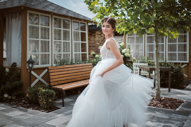 Foto jovem noiva atraente em vestido de noiva