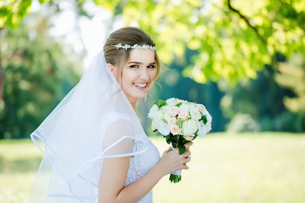 Jovem noiva linda com um buquê de flores