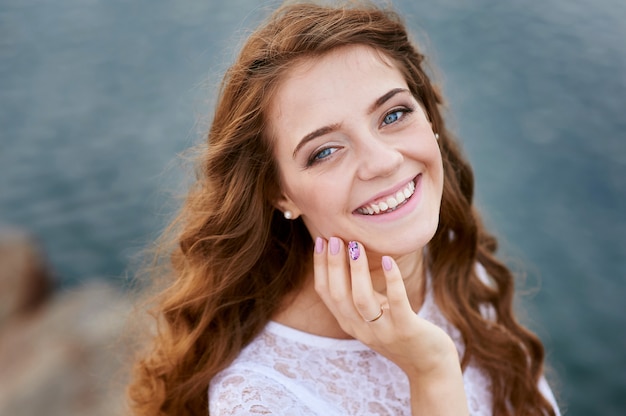 Foto jovem noiva linda no dia do casamento em um de água