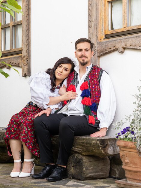 Jovem noivo e noiva vestindo rouma tradicional em Maramures, Romênia