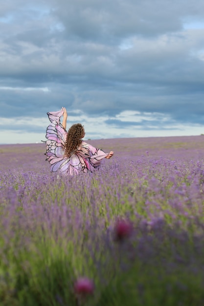 Jovem nos campos de lavanda.