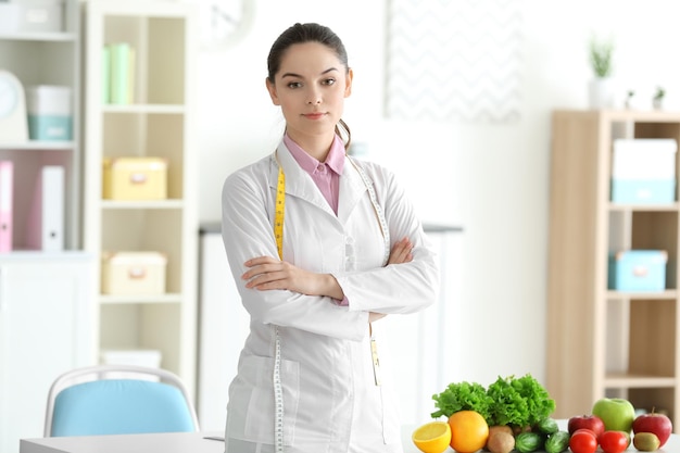 Jovem nutricionista feminina em seu escritório