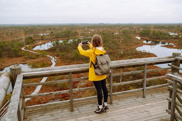 Jovem observa a natureza incrível no deck de observação Turista aprecia a vista de pântanos mágicos