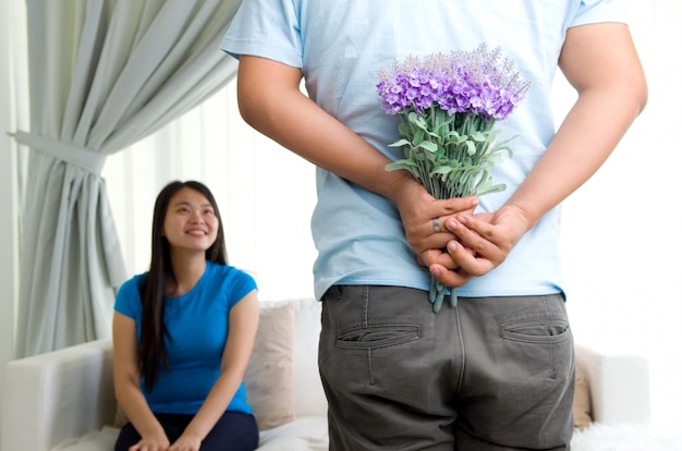 Jovem oferecendo flores para sua namorada