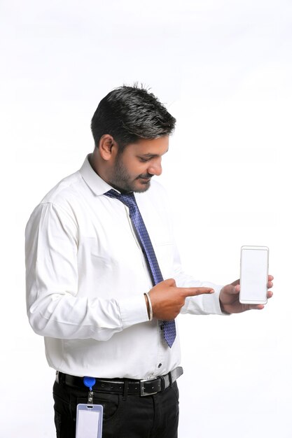 Jovem oficial indiano mostrando a tela do smartphone em fundo branco.