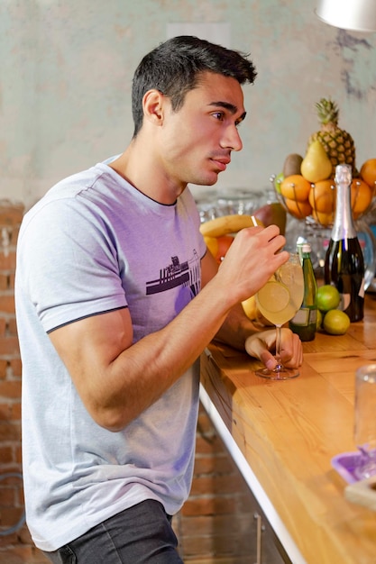 Jovem olha para seu coquetel fresco