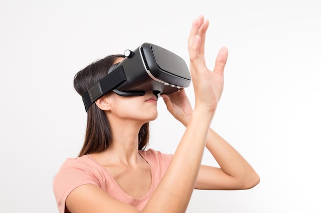 Jovem olhando embora a realidade virtual