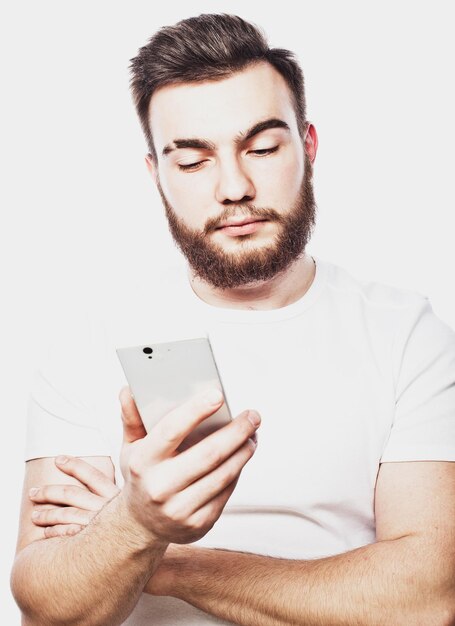 Jovem olhando para seu telefone inteligente enquanto mensagens de texto isoladas em fundo branco