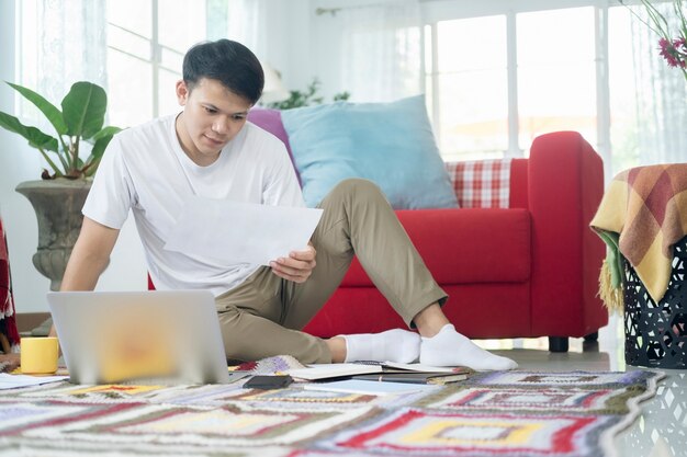 Jovem online trabalhando e aprendendo em casa.