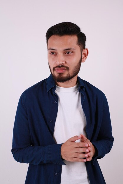 Jovem orando de pé contra um fundo branco